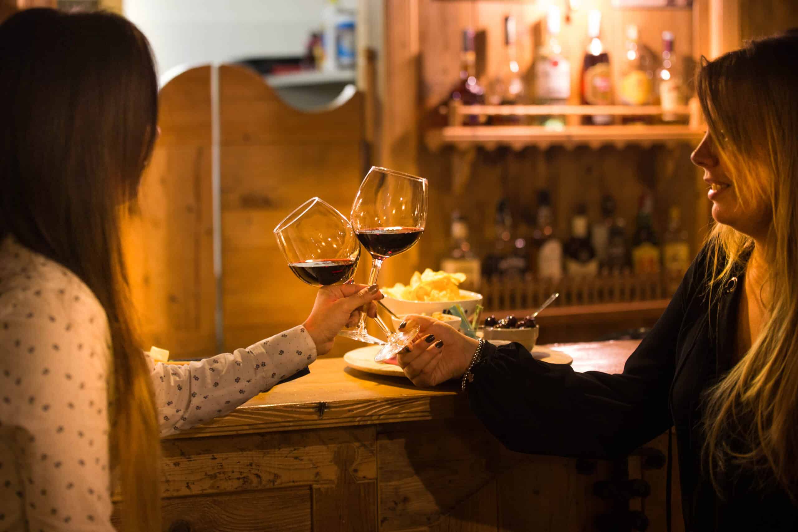 due donne brindano con vino all'Hotel Mon Rêve