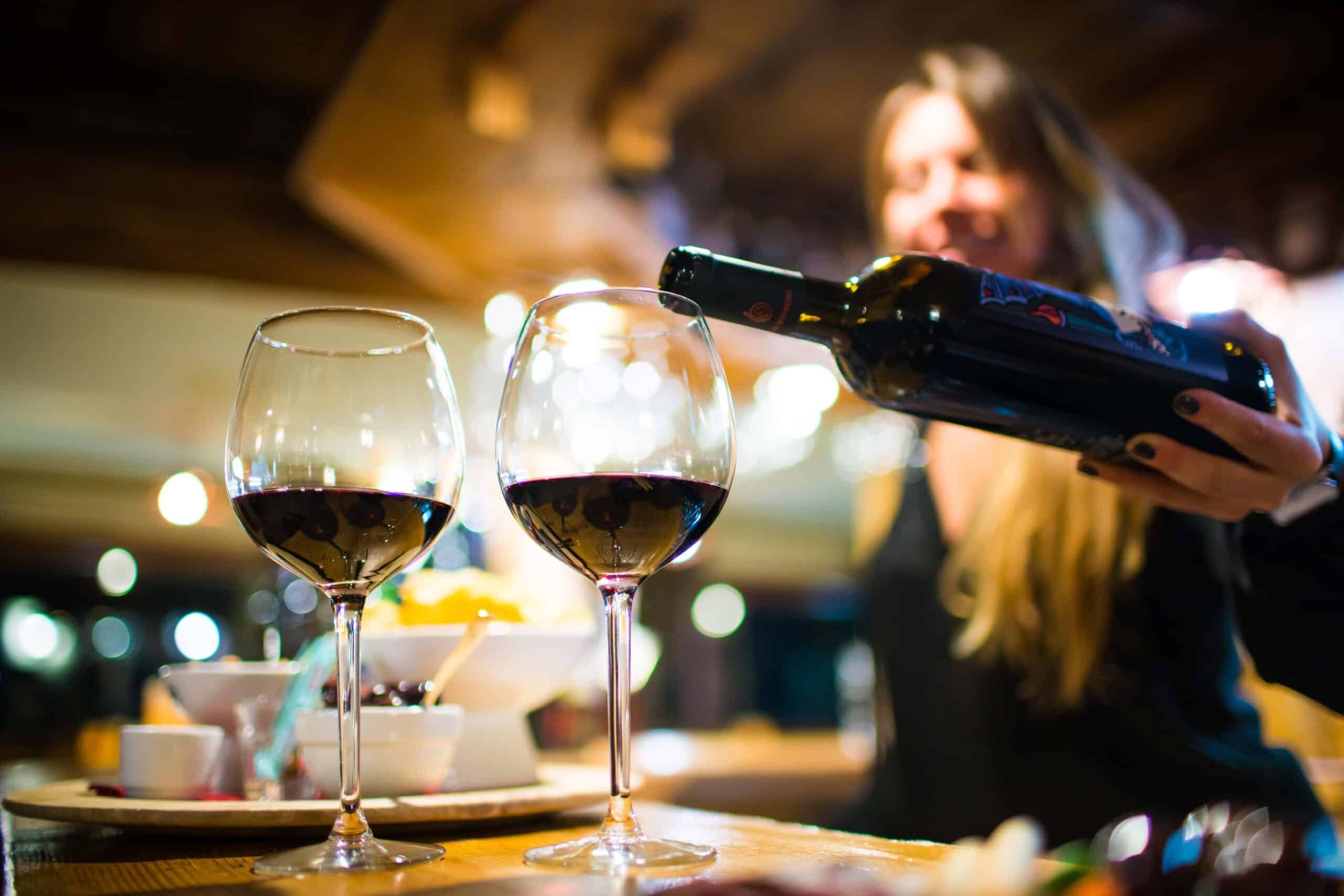 Brindisi con calici di vino