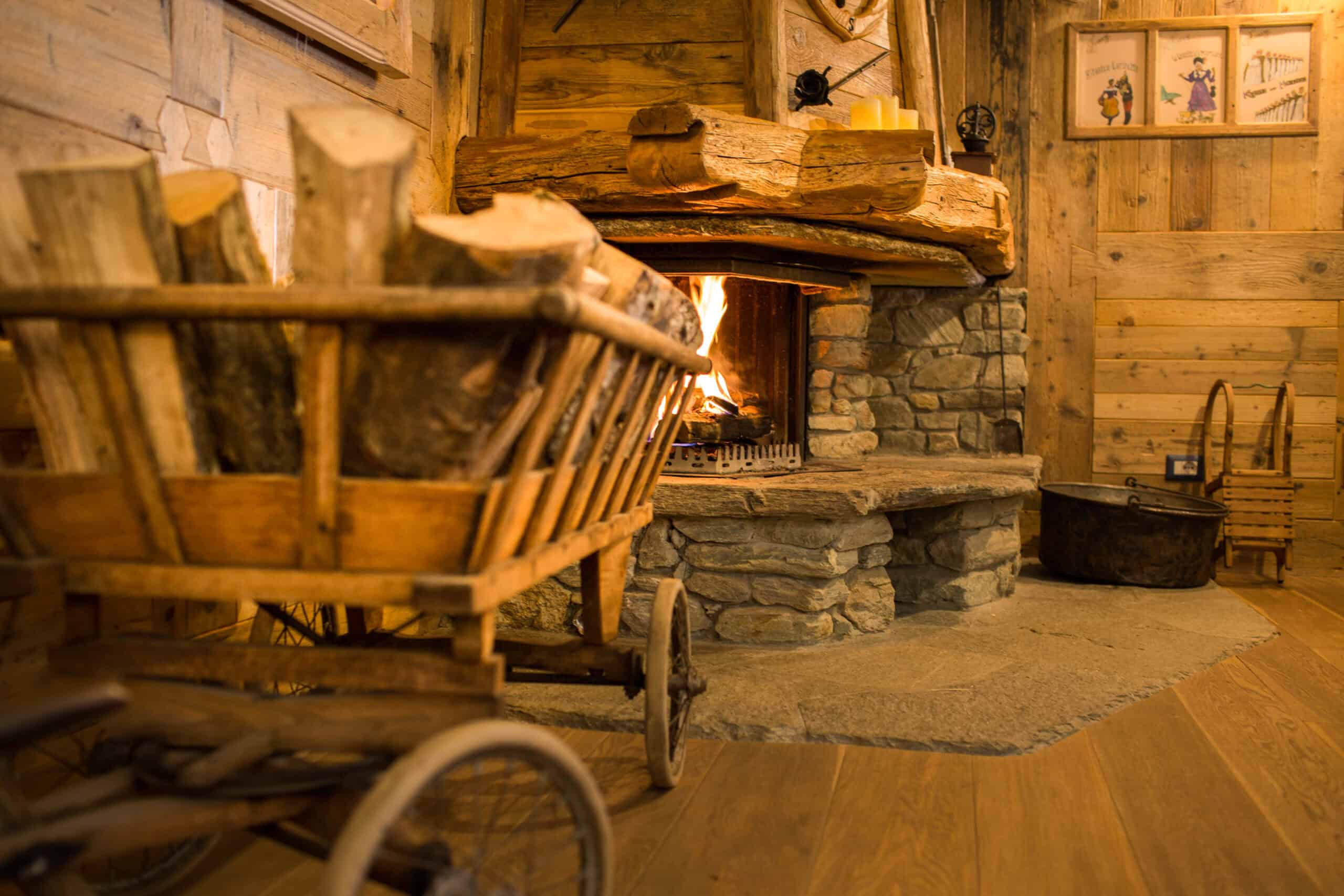 interno accogliente dell'Hotel Mon Rêve con legnaia