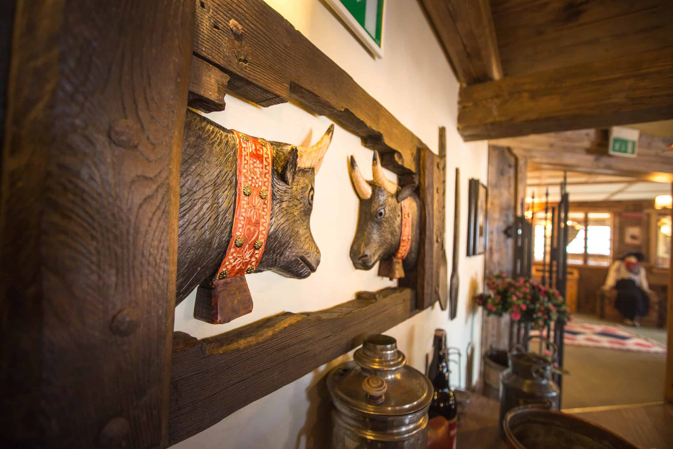 scultura di mucche in legno all'Hotel Mon Rêve