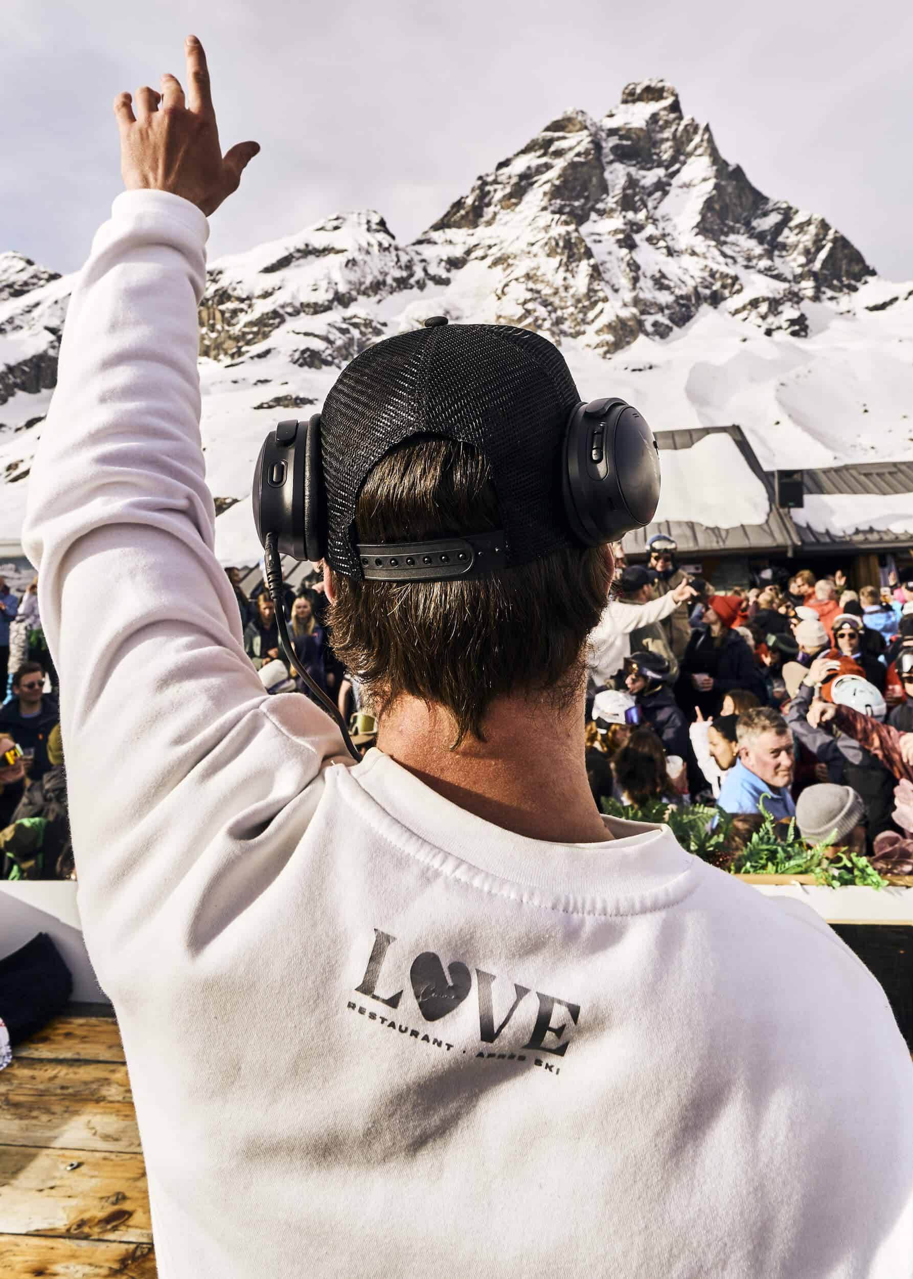 Dj che si esibisce con vista montagna