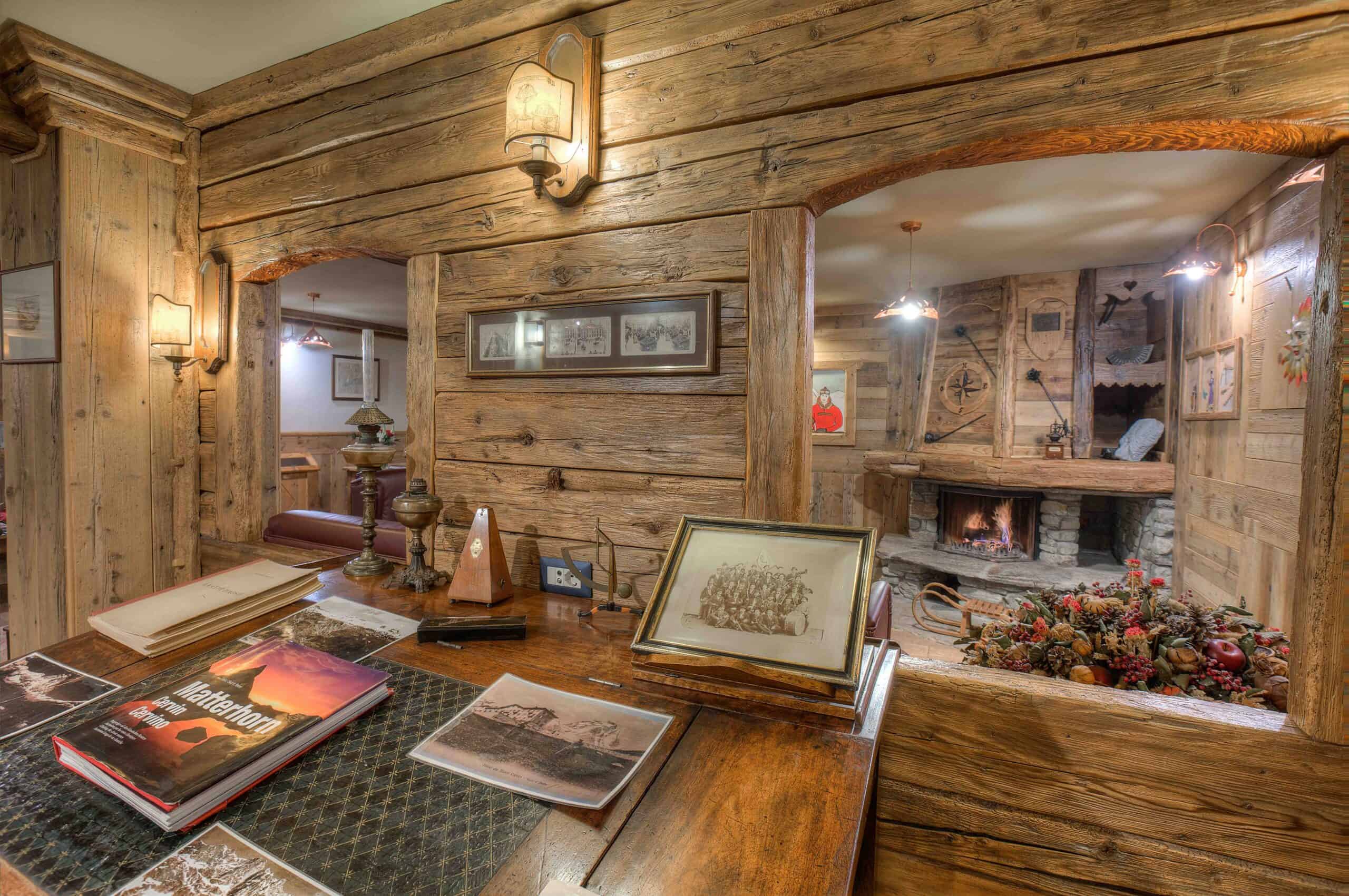 interno accogliente dell'Hotel Mon Rêve con camino