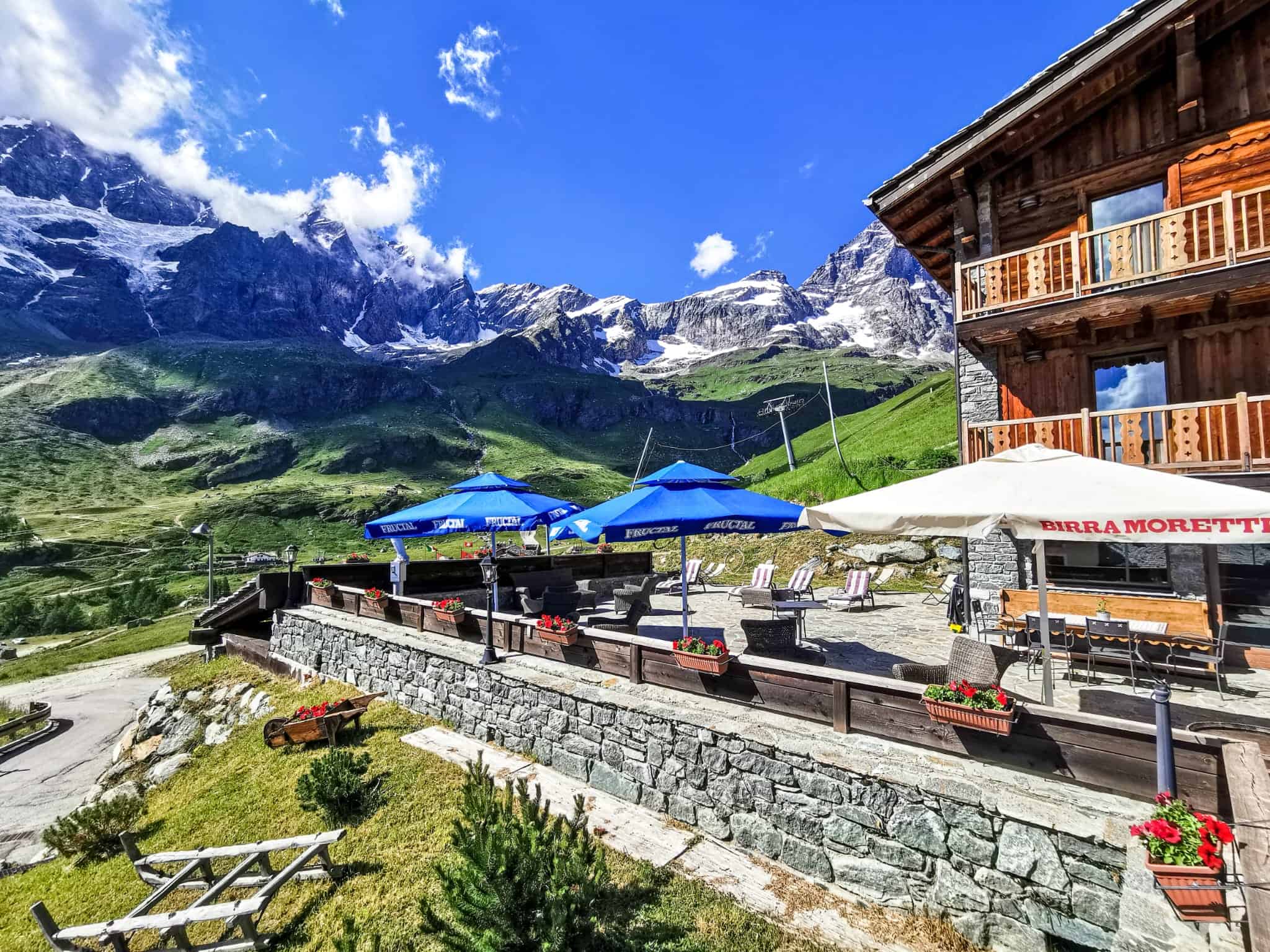terrazza con ombrelloni e vista montagna