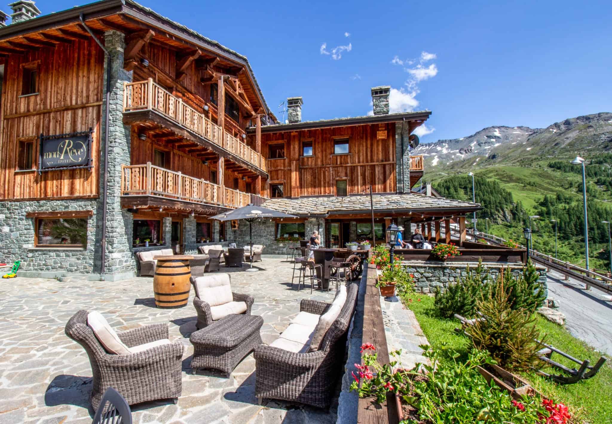 facciata dell'Hotel Mon Rêve con terrazza esterna